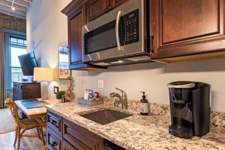Hip Urban Loft - Small Town Charm - 124 Lofts #1 West Dundee Bagian luar foto